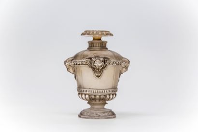 Guerlain - "Bouquet de Faune" - (1922) 
Flacon en verre incolore pressé moulé dépoli...