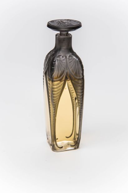  Rigaud - "Chypre" - (années 1910) 
Rare flacon en verre incolore pressé moulé richement...