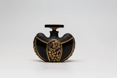 null Nice Flor - (1920s)

Opaque black pressed glass flask with an oval cross-section,...