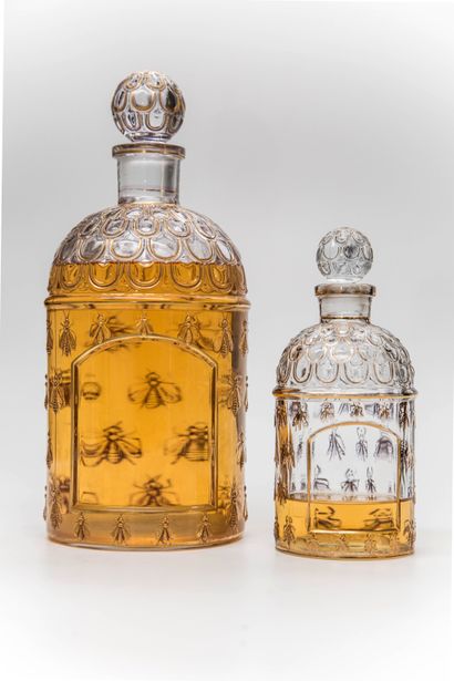 null Guerlain - "Eau de Cologne Impériale" - (1853)

Deux flacons en verre incolore...