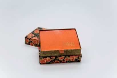 null Woodworth - "Fiancée" - (1920s)

Rectangular powder box made of cardboard sheathed...