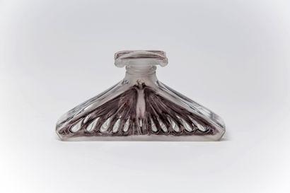 null Clamy - "Femme Ailée" - (1913)

Rare flacon en verre incolore pressé moulé rehaussé...