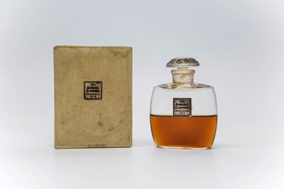null Grenoville - "Un Ambre Chypré" - (1920s)

Presented in its square box in titled...