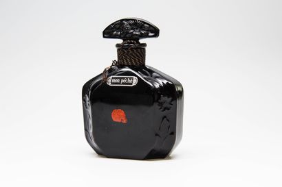 null Poiret - Perfume of Royalty - "Mon Péché" - (1920s)

Opaque black pressed glass...