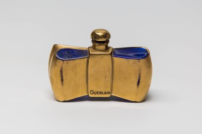null Guerlain - "Coque d'Or" - (1937)

Flacon moderniste en cristal bleu nuit pressé...
