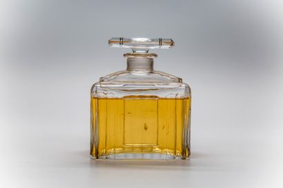 null Guerlain - "Djedi" - (1927)

Rare in this size is the "petit beurre" model bottle...