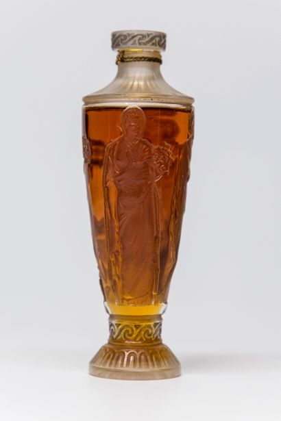  Dubarry - parfum non identifié - (1919) 
Présenté dans son coffret grand-luxe en...