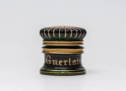null Guerlain - "Rose du Moulin" - (1910s)

Cheek fat blush pot in moulded pressed...
