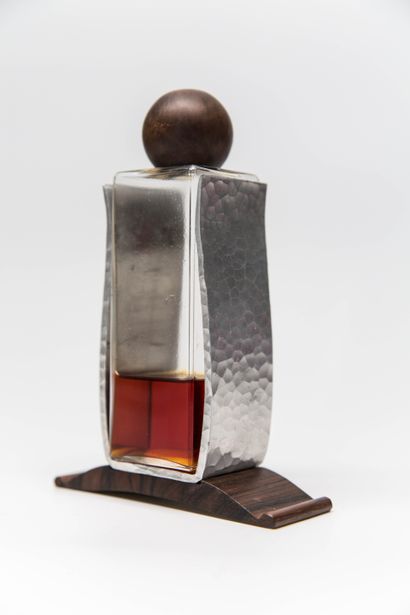 null Félix Millot - "Recital" - (1920s) 

Extremely rare bottle designed by Paul...