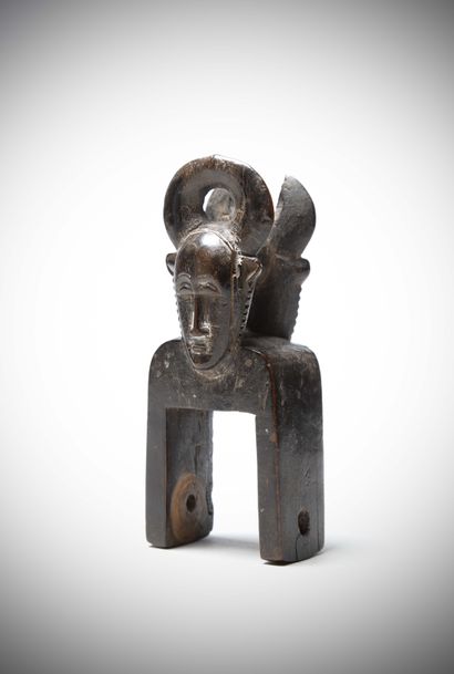 null BAOULE (Ivory Coast)

Beautiful loom stand decorated with two human faces surmounted...
