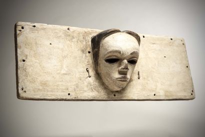 null IBIBIO (Nigeria)

MASK panel decorated in its center with a round bumpy face...