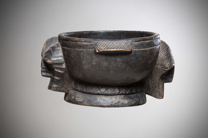 null SONGYE (Congo D.R.C)

Ritual CUP decorated on the sides with two representations...