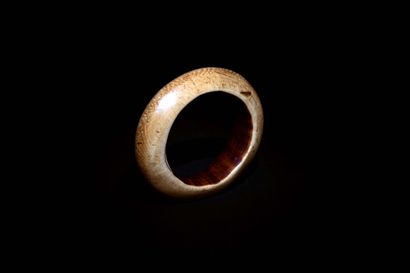 null LEGA (Congo D.R.C)

BRACELET in ivory with a honey-coloured patina with a half-round...