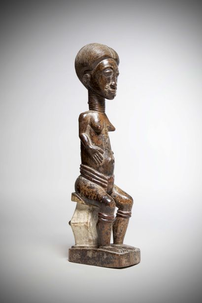 null BAOULE (Côte d'Ivoire) 

STATUE féminine, les bras collés au corps, en position...