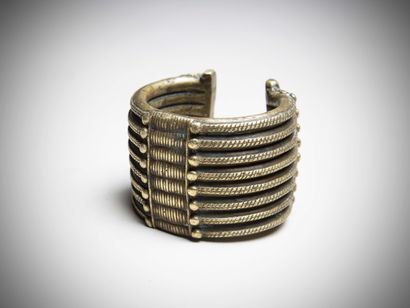 null LOBI (Burkina Faso)

Superb lost wax bronze BRACELET made of eight hoops with...