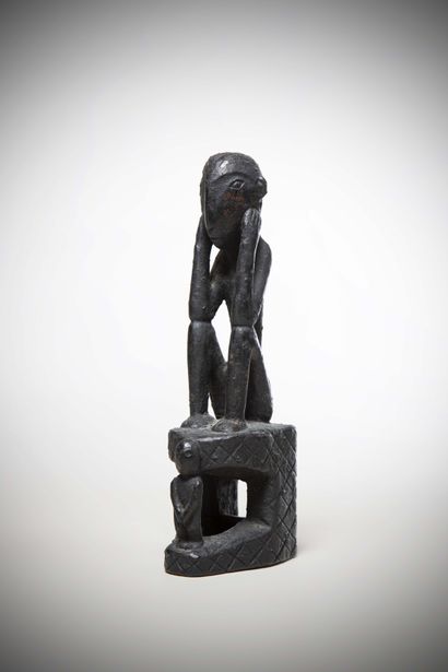 null PHILIPPINES Ifugao

STATUETTE en position assise sur un support soutenu par...