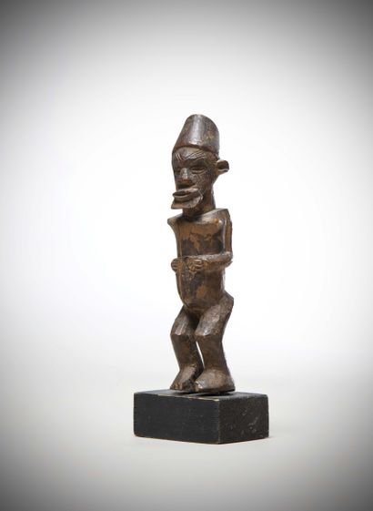 null TEKE (Congo)

Protective "ititio" representing a male figure, arms folded over...