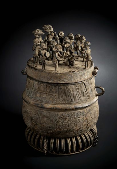 null ASHANTI (Ghana)

Kuduo" ointment POT made of lost wax bronze. The lid hinged...