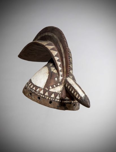 null MOSSI (Burkina Faso)

Elegant polychrome cockerel mask "wan-naraogo" with geometric...