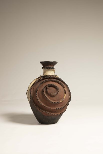 null TWA (Rwanda)

POT à eau ou à lait en terre cuite décoré d'un motif serpentiforme...
