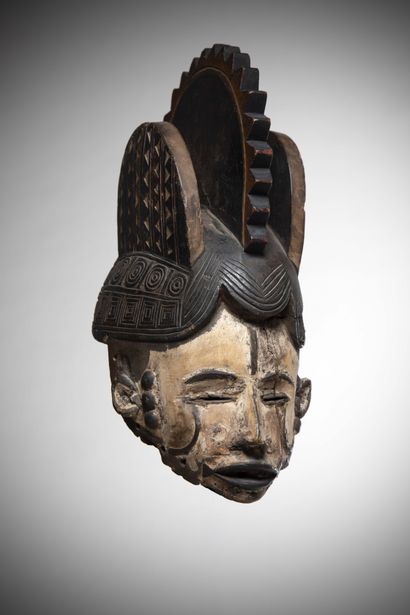 null IBO (Nigéria)

MASQUE de jeune fille "mvo" au visage enduit de kaolin. Coiffure...