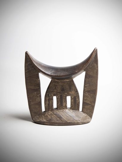 null HADIYA (Ethiopia)

HEADREST in blond wood with openwork and engraved parallel...