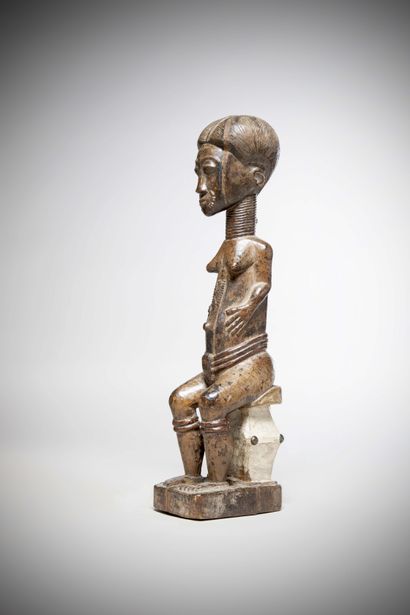 null BAOULE (Côte d'Ivoire) 

STATUE féminine, les bras collés au corps, en position...