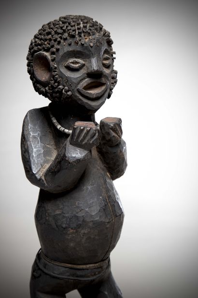 null MAMBILA (Cameroon)

Feminine STATUS in wood with a black patina, the folded...