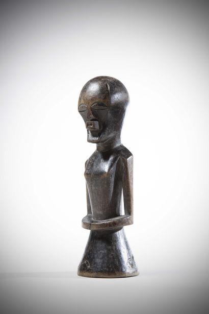  SONGE (Congo R.D.C) 
BUSTE en bois lourd patiné de sculpture nerveuse. Un trou reliquaire...