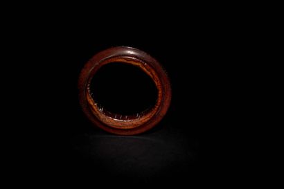  OROMO (Ethiopie) 
BRACELET en ivoire à patine rouge orangé de forme ronde avec un...