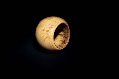 null BAOULE (Ivory Coast)

Ivory BRACELET with domed section, light patina.

Diameter...