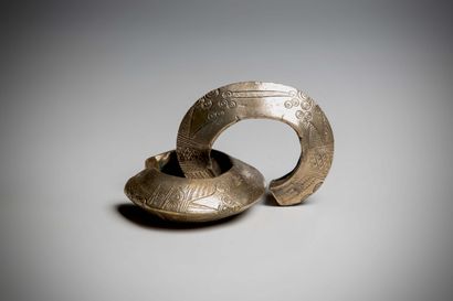 null NUPE (Nigeria)

Pair of BRACELETS in copper alloy with guilloche decoration...