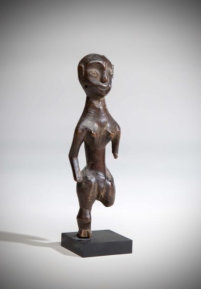 null INDONESIE, Ile Atuaro

STATUETTE féminine en bois à patine brune foncée. Le...