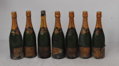 null 7 bottles of CHAMPAGNE RUINART (very dirty labels)