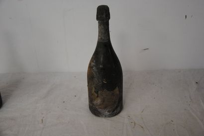 null 1 bout CHAMPAGNE DOM PERIGNON 1975 (etiquette très sale)