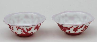 null 
Paire de COUPES en verre de PEKIN rouge sur fond blanc laiteux à motif d'oiseaux...