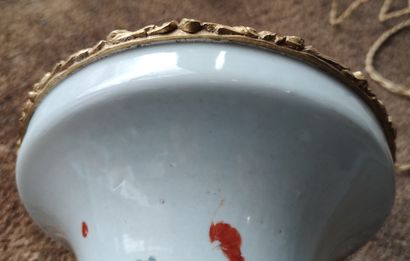 null 
PIED DE LAMPE fait avec un vase en porcelaine de la Chine à décor de nombreux...