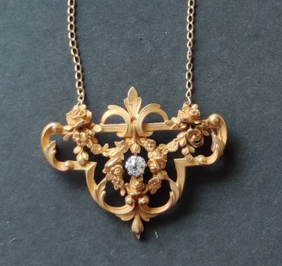 null 
NECK ROUND in yellow gold 750°/°°°, the openwork pendant with flower garlands...