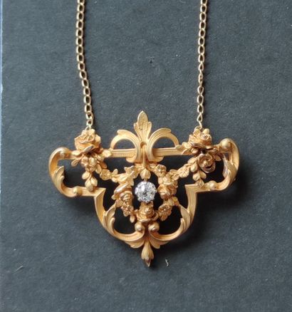 null 
NECK ROUND in yellow gold 750°/°°°, the openwork pendant with flower garlands...