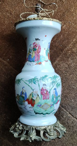 null 
PIED DE LAMPE fait avec un vase en porcelaine de la Chine à décor de nombreux...