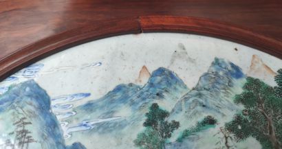 null 
PLAQUE ronde en porcelaine émaillée polychrome à motif d'un paysage avec montagnes...