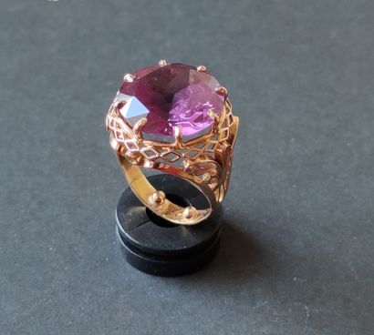  RING in yellow gold 750°/°°° decorated with a cut alexandrite, gross weight : 9.7...