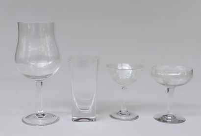 null 
Ensemble de VERRES divers comprenant : 6 verres à apéritif en cristal de SEVRES;...