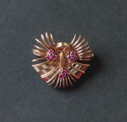 null 
BROCHE en or jaune 750°/°° de forme gerbe ornée de pierres rouges
Poids brut...