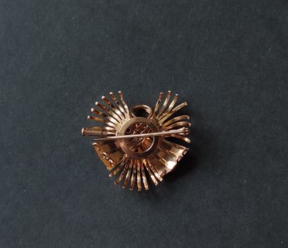 null 
BROCHE en or jaune 750°/°° de forme gerbe ornée de pierres rouges
Poids brut...