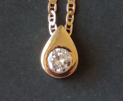 null 
Collier en or jaune 750°/00 avec pendentif en or jaune 750°/00 serti d'un diamant,...