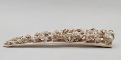 
OKIMONO en ivoire sculpté dans une pointe...