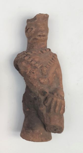 null 
Ashanti terracotta head, probable fragment of a high jar. : 18 cm
STATUETTE...