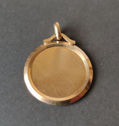 null 
Important MEDAL in yellow gold 750°/°°° of round shape representing the head...