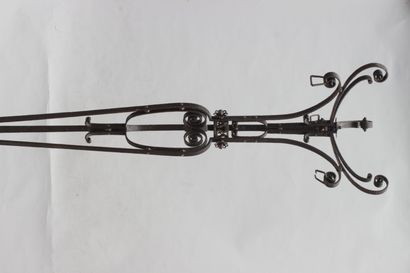 null 
Wrought iron LAMPADAIRE FOOT, work circa 1925 Top. : 176 cm (glassware cup...